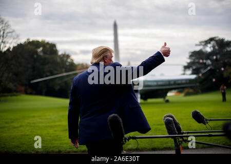 Washington, DC, USA. 25 Okt, 2019. Us-Präsident Donald Trump verlässt das Weiße Haus in Washington, DC, USA, am Okt. 25, 2019. Credit: Ting Shen/Xinhua/Alamy leben Nachrichten Stockfoto