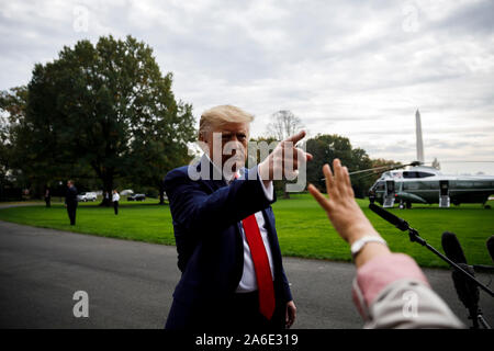 Washington, DC, USA. 25 Okt, 2019. Us-Präsident Donald Trump spricht mit Reportern vor dem Verlassen des Weißen Hauses in Washington, DC, USA, am Okt. 25, 2019. Credit: Ting Shen/Xinhua/Alamy leben Nachrichten Stockfoto