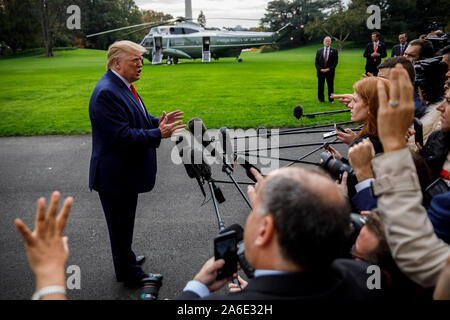 Washington, DC, USA. 25 Okt, 2019. Us-Präsident Donald Trump spricht mit Reportern vor dem Verlassen des Weißen Hauses in Washington, DC, USA, am Okt. 25, 2019. Credit: Ting Shen/Xinhua/Alamy leben Nachrichten Stockfoto