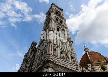 Der Glockenturm von Giotto ist Teil des Gebäudekomplexes, aus dem sich die Kathedrale von Florenz auf der Piazza del Duomo in Florenz, Italien, befindet. Stockfoto