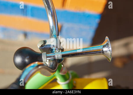 Vintage Horn von der klassischen Fahrrad. Air Horn mit unscharfen Hintergrund Stockfoto