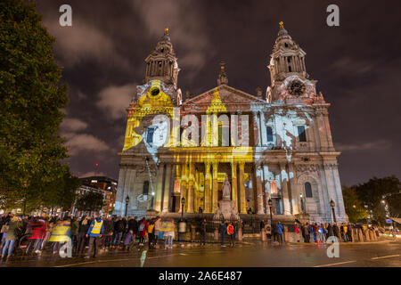 St Paul's Cathedral, London. Ein historisches England installation Wo Licht fällt ist ein illuminationen Ereignis zu St Paul's Wächter in WW2 feiern. Stockfoto