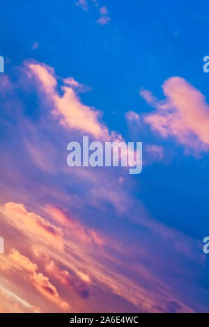 Unglaublich schönen Sonnenuntergang mit Wolkenformationen und Farben in den Himmel. Stockfoto