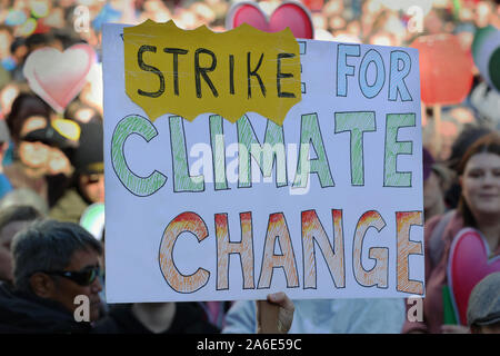 Vancouver, Kanada. 25 Okt, 2019. Schwedische jugendlich Aktivistin Greta Thunberg kommt für die post Bundestagswahl Freitag Klima Streik März beginnt und endet am Vancouver Art Gallery in Vancouver, British Columbia, am Freitag, den 25. Oktober, 2019. Organisiert von der lokalen Jugend-led, Sustainabiliteens, Greta und eine Umdrehung aus fast 10.000 Klima Aktivisten Nachfrage aus Industrie und den verschiedenen Ebenen der Regierung und unterstützen das 15-Jugend, die ihre Pläne der Bundesregierung verklagen behauptet es zum Klimawandel beigetragen hat angekündigt. Quelle: UPI/Alamy leben Nachrichten Stockfoto