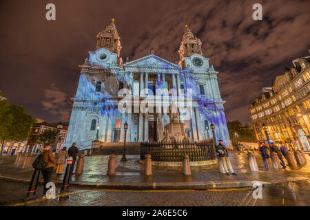 St Paul's Cathedral, London. Ein historisches England installation Wo Licht fällt ist ein illuminationen Ereignis zu St Paul's Wächter in WW2 feiern. Stockfoto