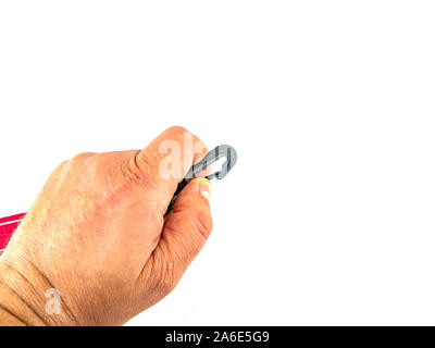 Kunststoff Karabiner in der Hand auf einem weißen Hintergrund. Für Text platzieren. Stockfoto