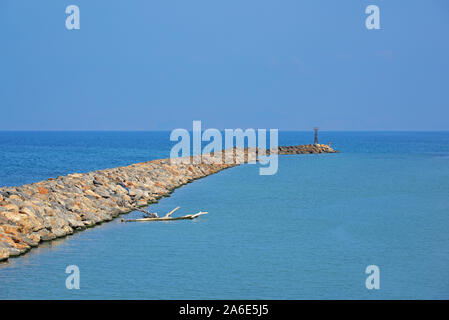 Pier aus Stein an der Mündung des Flusses Giofyros in Heraklion, Kreta, Griechenland. Stockfoto