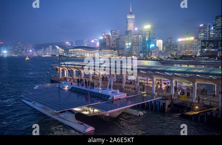 Das RENNEN FÜR WASSER Katamaran, das erste 100% autark Solar Schiff um die Welt zu segeln, Hongkong, China. Stockfoto