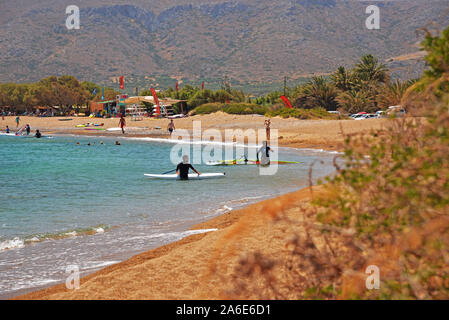 Personen windsurfen Kouremenos bucht, Lassithi, Kreta, Griechenland. Stockfoto