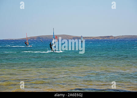 Personen windsurfen Kouremenos bucht, Lassithi, Kreta, Griechenland. Stockfoto