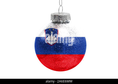 Glas Christmas Ball Spielzeug auf weißem Hintergrund mit der Flagge von Slowenien isoliert Stockfoto
