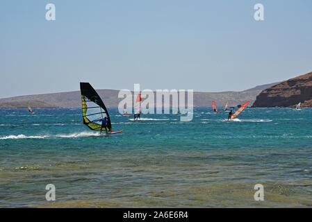 Personen windsurfen Kouremenos bucht, Lassithi, Kreta, Griechenland. Stockfoto