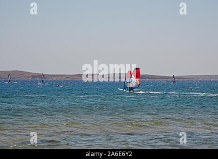 Personen windsurfen Kouremenos bucht, Lassithi, Kreta, Griechenland. Stockfoto