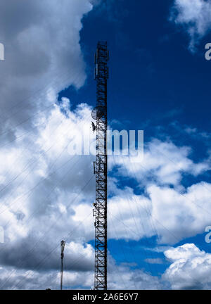 Strommasten mit Linien unter dem blauen Himmel. Abstrakte Farbe für Stimmung und Gefühl Stockfoto