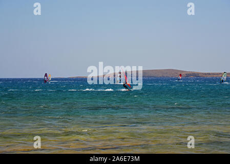 Personen windsurfen Kouremenos bucht, Lassithi, Kreta, Griechenland. Stockfoto