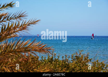 Personen windsurfen Kouremenos bucht, Lassithi, Kreta, Griechenland. Stockfoto