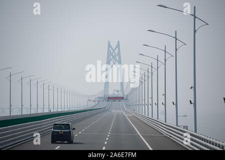 Macao. 24 Okt, 2019. Ein Auto für die qingzhou Kanal Brücke der Hong Kong-Zhuhai-Macao Brücke in Südchina, Okt. 24, 2019. Am 23. Okt. letzten Jahres eingeleitet, das 55-km-Brücke, als das längste Brücke bekannt-und-tunnel Überfahrt in der Welt, links China's Hong Kong Special Administrative Region (SAR), der Stadt Zhuhai im Süden der Provinz Guangdong und Macau SAR, so dass es für gewöhnliche Menschen praktisch die drei Orte an einem einzigen Tag zu reisen. Credit: Cheong kam Ka/Xinhua/Alamy leben Nachrichten Stockfoto