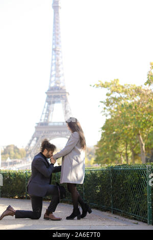 Afro American Boy, Vorschlag zur kaukasischen Freundin in Paris, Eiffel Turm im Hintergrund. Stockfoto