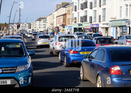 Stoßstange Verkehr an einem sonnigen Sonntag Nachmittag zu Stoßstange an der Promenade in Portstewart, Nordirland Stockfoto