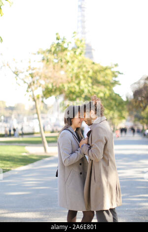Afro-amerikanischer Mann umarmen kaukasische Mädchen und Walking im Park. Stockfoto