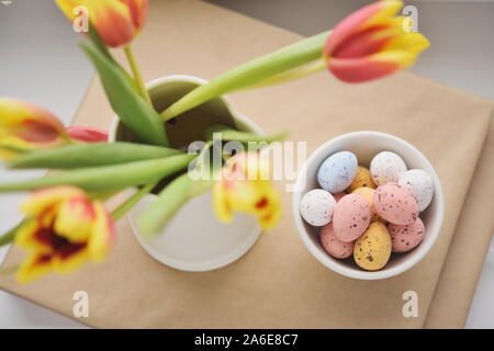 Ostern Süßigkeiten Ei auf mit Defokussierten Tulpen Blumenstrauß Stockfoto