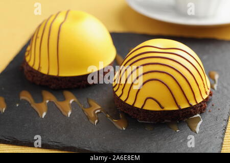 Schwedische Prinzessin Kuchen mit Mango Marshmallow auf Schokoladenscheibe mit Schokoladeneisung Stockfoto