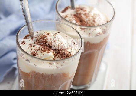 Eiskaffee mit Vanilleeis und geriebener Schokolade Stockfoto