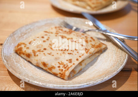 Traditionelle russische Gericht Blinis mit Kohl Füllung auf einer Platte Stockfoto