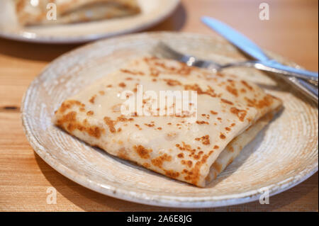 Traditionelle russische Gericht Blinis mit Kohl Füllung auf einer Platte Stockfoto
