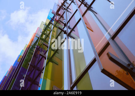 Nahaufnahme von architektonische Besonderheit der mehrfarbige vertikale Glas leiste Screening auf ein modernes Gebäude. Stockfoto