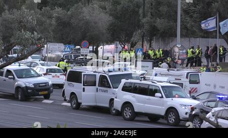 Polizisten und Polizei Autos sammeln in der Nähe der Zentrale in Romema bei Bränden in Haifa. Stockfoto