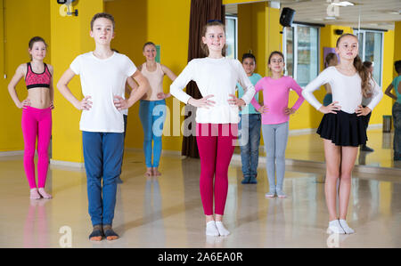 Gruppe von Tweens training Bewegungen des Modern Dance choreografie Klasse mit weiblichen Trainer Stockfoto