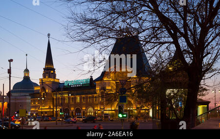 Nacht Jaroslawski Station, einem der wichtigsten Bahnhöfe der Stadt Moskau. Große Buchstaben auf der Fassade - Titel Jaroslawski Bahnhof Stockfoto