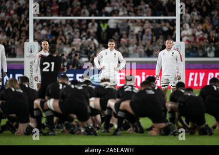 Yokohama, Japan. 26 Okt, 2019. England Team suchen die Haka vor dem Rugby World Cup Halbfinale zwischen England und Neuseeland in der Präfektur Kanagawa, Japan, am 26. Oktober 2019. International Stadium Yokohama. Quelle: European Sports Fotografische Agentur/Alamy leben Nachrichten Stockfoto