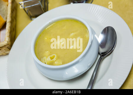 Appetitlich warme Pasta Suppe serviert in der Schüssel Stockfoto