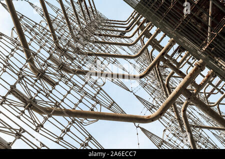 Abstraktes Muster riesig hohen Armee Militär gegen den blauen Himmel in Tschernobyl, Ukraine Stockfoto