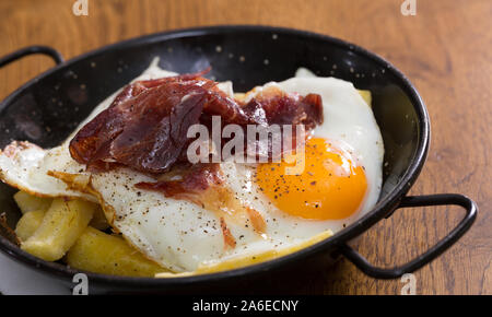 Traditionelle spanische Spiegeleier mit Jabugo Schinken auf Braten serviert pan Stockfoto