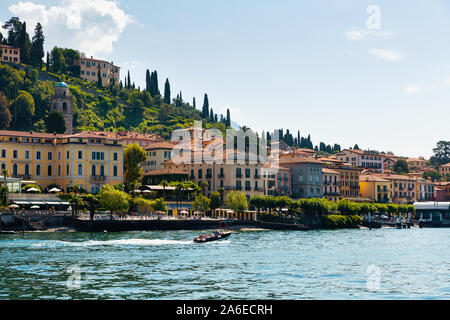 Blick vom Comer See der Stadt Bellagio an einem sonnigen Tag. Norditalien Stockfoto