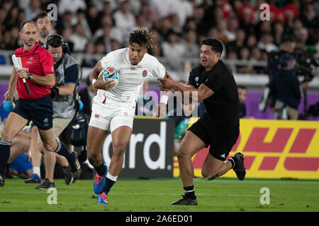 Yokohama, Japan. 26 Okt, 2019. Anthony Watson von England läuft mit dem Ball während des Rugby World Cup Halbfinale zwischen England und Neuseeland in der Präfektur Kanagawa, Japan, am 26. Oktober 2019. International Stadium Yokohama. Quelle: European Sports Fotografische Agentur/Alamy leben Nachrichten Stockfoto