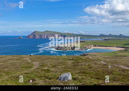 Panoramablick auf die Bucht, in der Nähe von Ballyferriter auf der Halbinsel Dingle, Republik von Irland. Stockfoto