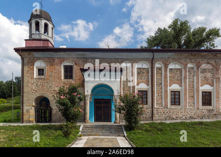 Mittelalterliche Kirche der Himmelfahrt der Heiligen Mutter in der historischen Stadt Kalofer, Region Plovdiv, Bulgarien Stockfoto