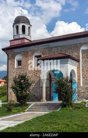 Mittelalterliche Kirche der Himmelfahrt der Heiligen Mutter in der historischen Stadt Kalofer, Region Plovdiv, Bulgarien Stockfoto