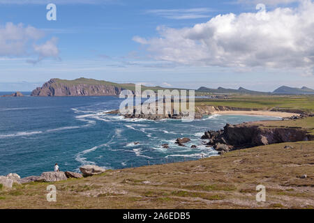 Panoramablick auf die Bucht, in der Nähe von Ballyferriter auf der Halbinsel Dingle, Republik von Irland. Stockfoto