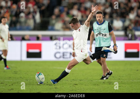 Yokohama, Japan. 26 Okt, 2019. George Ford von England kickt den Ball während des Rugby World Cup Halbfinale zwischen England und Neuseeland in der Präfektur Kanagawa, Japan, am 26. Oktober 2019. International Stadium Yokohama. Quelle: European Sports Fotografische Agentur/Alamy leben Nachrichten Stockfoto