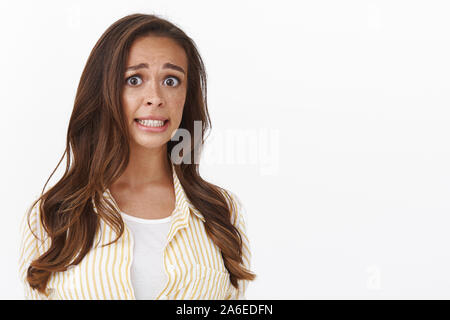 Eek sie ist in Schwierigkeiten. Nervös weiblich Office Manager Aufeinanderpressen der Zähne, unbeholfene betreffenden Ausdruck in Verlegenheit gebracht, fühlen sich schuldig, dass Stockfoto