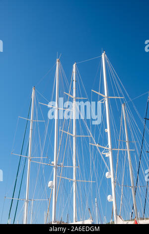 In der Nähe der Yacht Masten auf dem Hintergrund des blauen Himmels. Bereit für einen perfekten Tag zu verlassen, auf schönen windigen Gewässern zu segeln Stockfoto