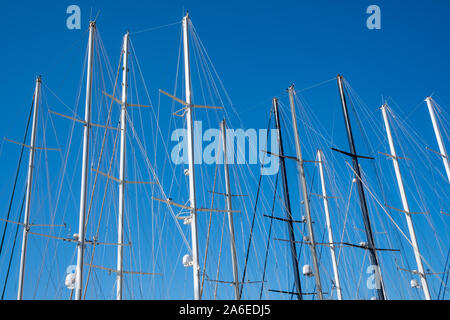 In der Nähe der Yacht Masten auf dem Hintergrund des blauen Himmels. Bereit für einen perfekten Tag zu verlassen, auf schönen windigen Gewässern zu segeln Stockfoto