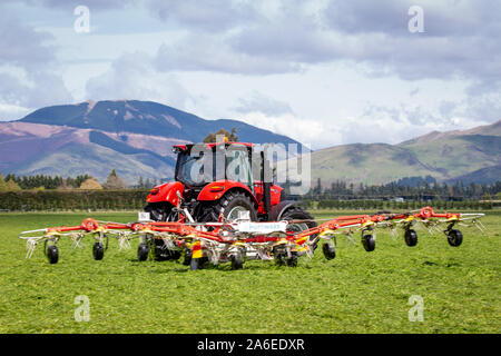 Sheffield, Canterbury, Neuseeland, 25. Oktober 2019: ein Unternehmer rechen Silage bereit auf einem großen Bauernhof in der Canterbury Ausläufern auf dem Ballen gepresst werden. Stockfoto