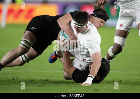 Yokohama, Japan. 26 Okt, 2019. Jamie George von England ist von Englands Spieler angegangen. Während des Rugby World Cup Halbfinale zwischen England und Neuseeland in der Präfektur Kanagawa, Japan, am 26. Oktober 2019. International Stadium Yokohama Credit: Cal Sport Media/Alamy leben Nachrichten Stockfoto