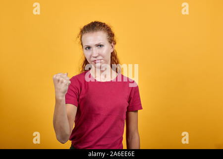 Junge schwere Frau, die Ihre rechte Hand in Hand. Stockfoto